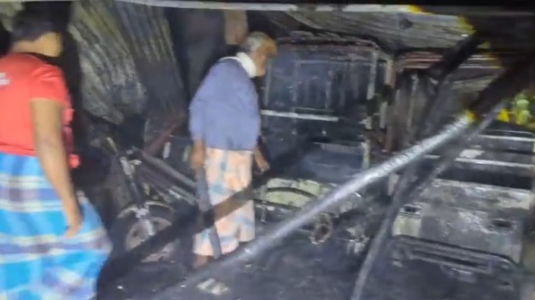 সাতকানিয়ায় ব্যাটারিচালিত অটোরিকশা গ্যারেজে আগুন...