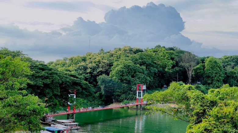 নীল জলরাশি আর পাহাড়ের মিতালি: ঈদের ছুটিতে পর্যটকদের পছন্দের 