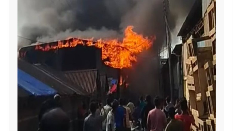 চট্টগ্রামে ফোম কারখানায় আগুন, নিয়ন্ত্রণে ৬ ইউনিট