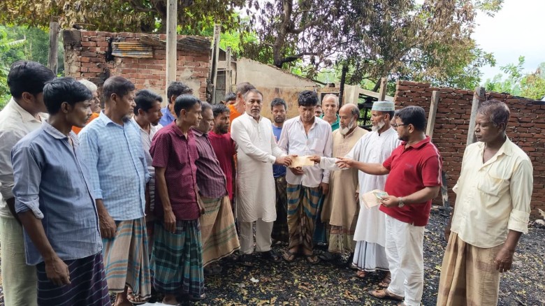 চন্দনাইশ বরমায় অগ্নিকাণ্ডে ক্ষতিগ্রস্তদের পাশে দুবাই প্রবাস