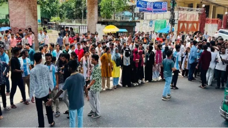 ৩ দাবিতে চট্টগ্রামে এইচএসসি পরীক্ষার্থীদের বিক্ষোভ