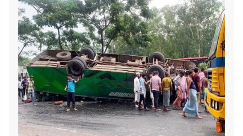নিয়ন্ত্রণ হারিয়ে উল্টে গেল বাস, সীতাকুণ্ডে অজ্ঞাতনামা যুবক নিহত...