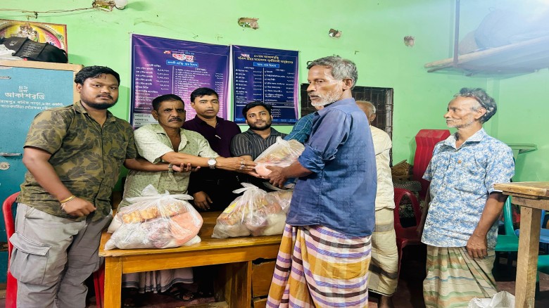 সাতকানিয়ায় বন্যায় ক্ষতিগ্রস্ত পরিবারের পাশে বর্ণ সংঘ...