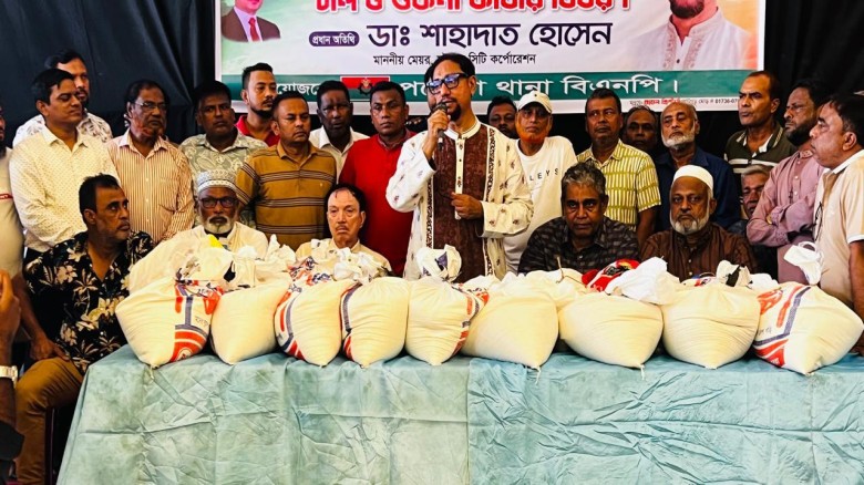 পতেঙ্গায় জলাবদ্ধতায় ক্ষতিগ্রস্ত ৫০০ পরিবারের পাশে মেয়র ডা. শাহাদাত হোসেন...