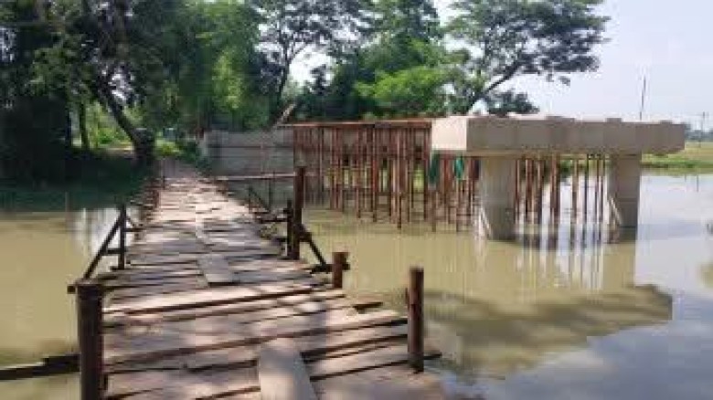 এক সেতুতেই পাঁচ বছর : সামুক গতিতেই চলছে কাজ...
