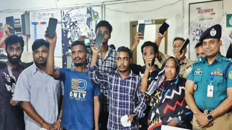১০টি মোবাইল ফোন উদ্ধার, মালিকদের ফিরিয়ে দেয় আকবরশাহ পুলিশ