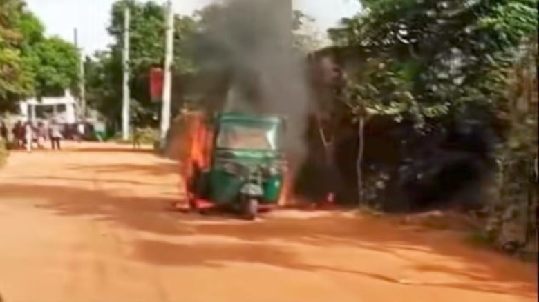 কর্ণফুলীতে চলন্ত সিএনজিতে আগুন,অল্পের জন্য রক্ষা পেলেন চালক 