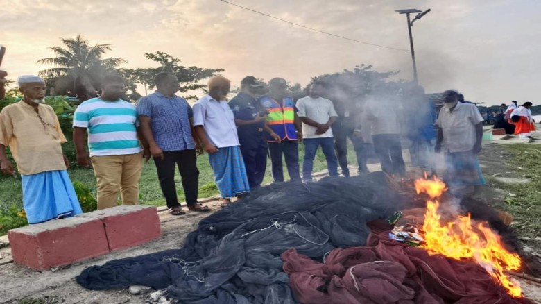 হালদা নদীতে নৌ পুলিশের অভিযানে ৮ হাজার মিটার চরঘেরা জাল উদ্ধ