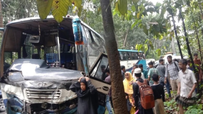 চকরিয়ায় বাস-প্রাইভেটকার মুখোমুখি সংঘর্ষে একই পরিবারেরর ৫ জন 