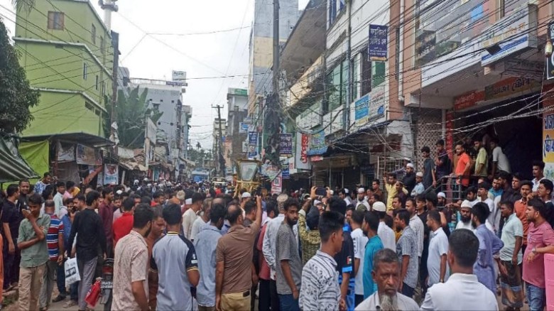 হাটহাজারীতে জেলা পরিষদের উচ্ছেদ অভিযানে বাধা, উদ্ধার কোটি টা