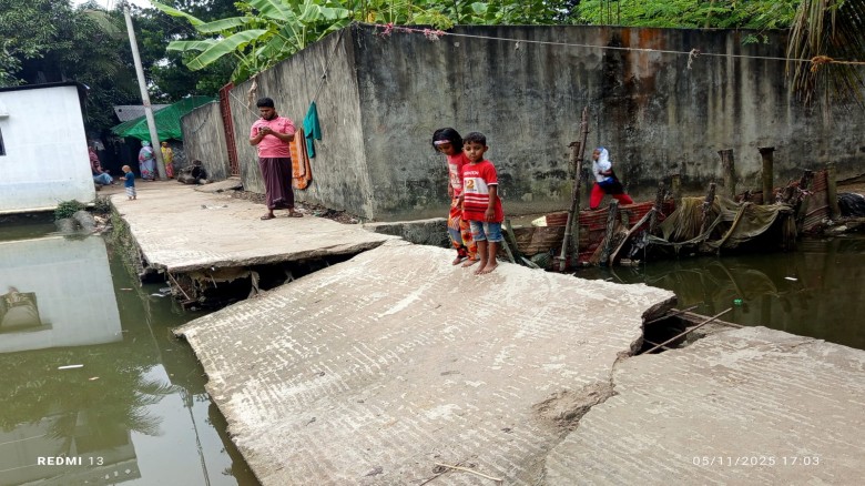 কর্ণফুলীতে খোয়াজ নগরের ফেজার বাপের বাড়ির সড়কটি এখন মরণফাঁদ