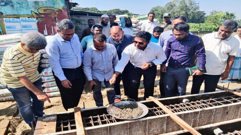 হাটহাজারীতে দোয়া-মোনাজাতের মধ্য দিয়ে মডেল মসজিদ নির্মাণকাজ