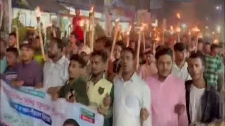 পটিয়ায় আ"লীগের লকডাউনের প্রতিবাদে যুবদলের মশাল মিছিল