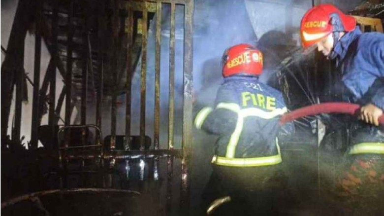 ঢাকা-টাঙ্গাইল মহাসড়কে যাত্রীবাহী চলন্ত বাসে আগুন