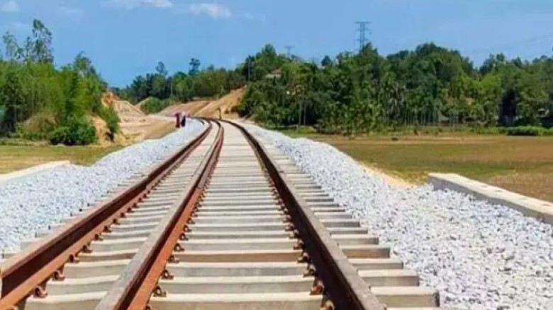 চট্টগ্রামে রেললাইনে গাছ ফেলে নাশকতার চেষ্টা