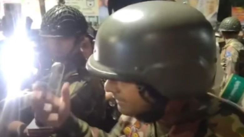 বিক্ষোভকারীদের সঙ্গে সেনা সদস্যের বাগবিতণ্ডা