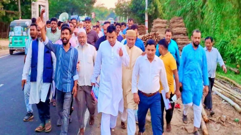 সাতকানিয়ায় বিএনপি নেতার লিফলেট বিতরণ ও গণসংযোগ