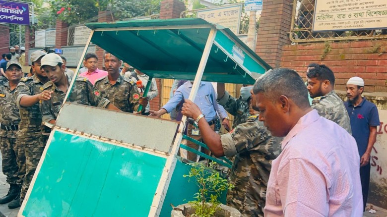 জামালখান–আন্দরকিল্লা সড়কে চসিকের বিশেষ উচ্ছেদ অভিযান: দখলমুক
