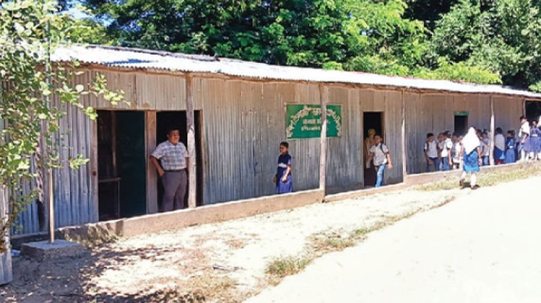 আনোয়ারায় ৫ বছর ধরে টিনের ঘরেই পাঠদান