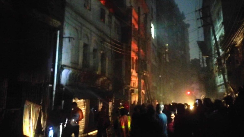 মোহাম্মদপুরের পর এবার চকবাজারে আগুন নিয়ন্ত্রণে ৭ ইউনিট