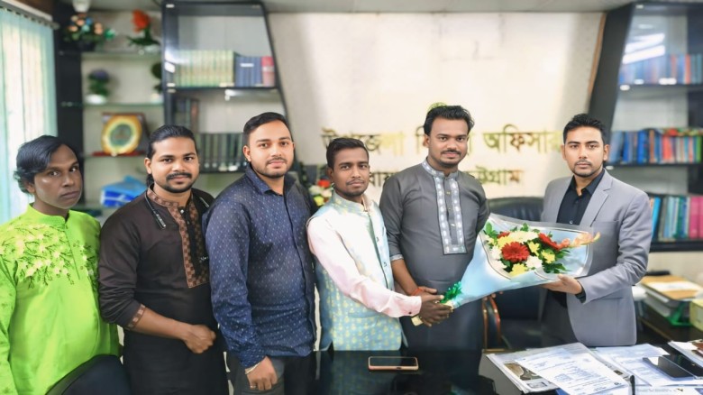 বোয়ালখালীর ইউএনও'র সাথে বিনয়বাঁশী শিল্পীগোষ্ঠী'র সাক্ষাৎ