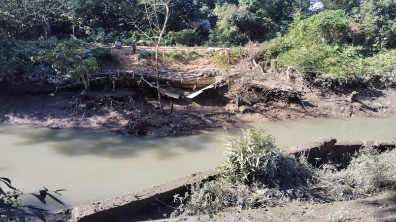 বোয়ালখালীর ভারাম্বা খালে গিলে খাচ্ছে সড়ক বসতবাড়ি