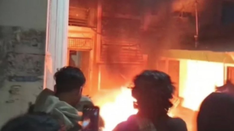 হাদির মৃত্যুর প্রতিবাদে নওফেলের বাড়িতে অগ্নিসংযোগ