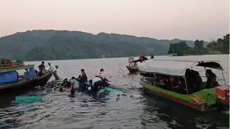কাপ্তাই হ্রদে ১৯ পর্যটক নিয়ে উল্টে গেল নৌযান