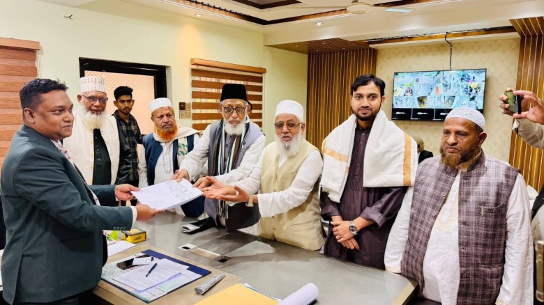 লোহাগাড়ায় জামায়াত প্রার্থী'র মনোনয়নপত্র জমা দিলেন শাহজাহান চ