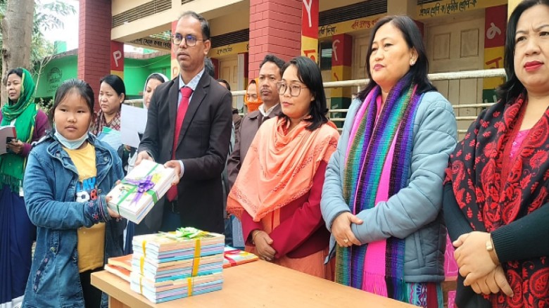 খাগড়াছড়িতে বছরের প্রথম দিনে ক্ষুদ্র নৃগোষ্ঠীর শিক্ষার্থীদের মাতৃভাষার বই বিতরণ
