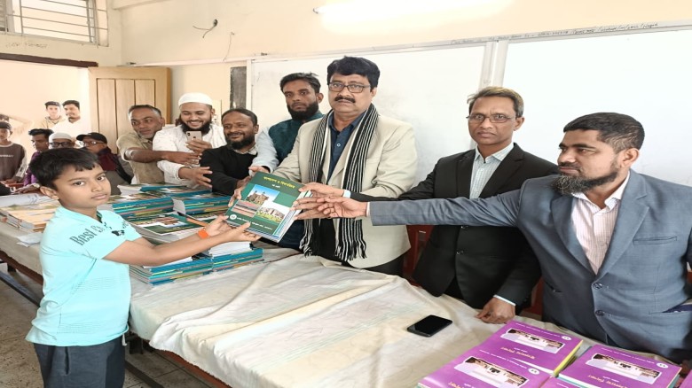 লোহাগাড়ায় আমিরাবাদ জনকল্যাণ উচ্চ বিদ্যালয়ে নতুন বই বিতরণ কার