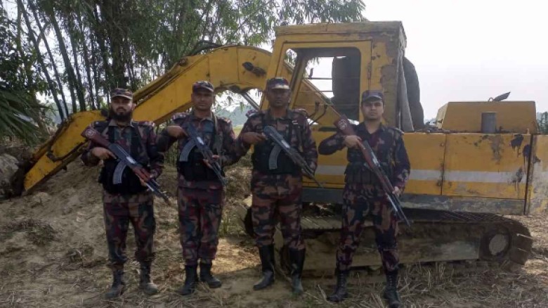 ফেনীতে অবৈধভাবে মাটি কাটা বন্ধে অভিযান চালিয়ে ভেকু মেশিন জব্