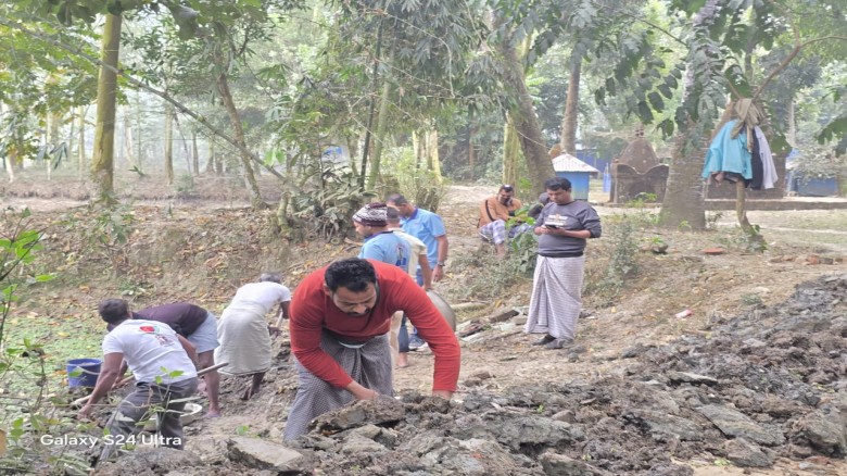মিরসরাইয়ে স্বেচ্ছায় সড়ক সংস্কার করলো কৃষকদল