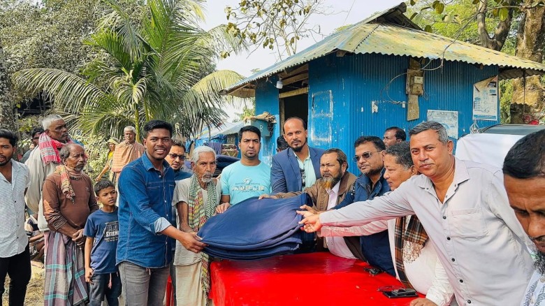 মিরসরাইয়ে আবুল বশর মেম্বার স্মৃতি সংসদের উদ্যোগে শীত বস্ত্র 