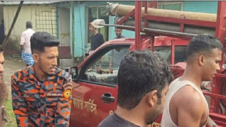 আনোয়ারায় মেয়েকে নিয়ে খালে ঝাঁপ দিয়ে আত্মহত্যার চেষ্টা মেয়ের 