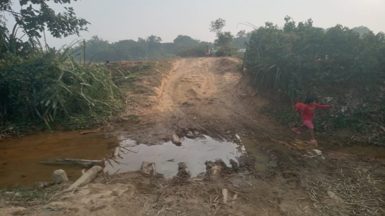 রামুর ঈদগড়ে ছোট্ট একটি ব্রিজের অভাবে চরম দুর্ভোগে পড়েছে প্র