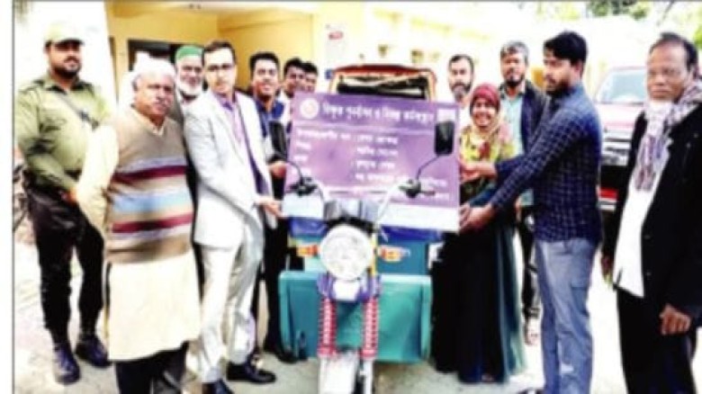 ভিক্ষুক পূর্ণাবাসন ও বিকল্প কর্মসুচির আওতায়-রিকশা পেলেন রোকে