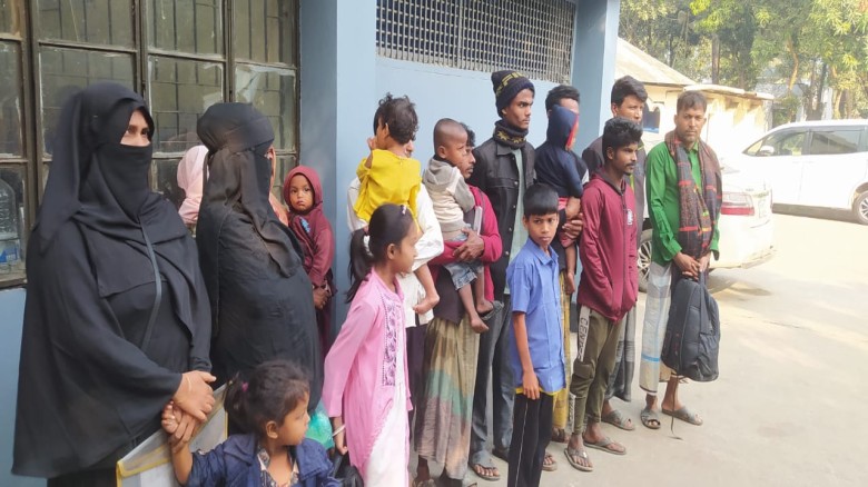 লোহাগাড়ায় যৌথ অভিযানে ৪৫ জন অবৈধ রোহিঙ্গা আটক