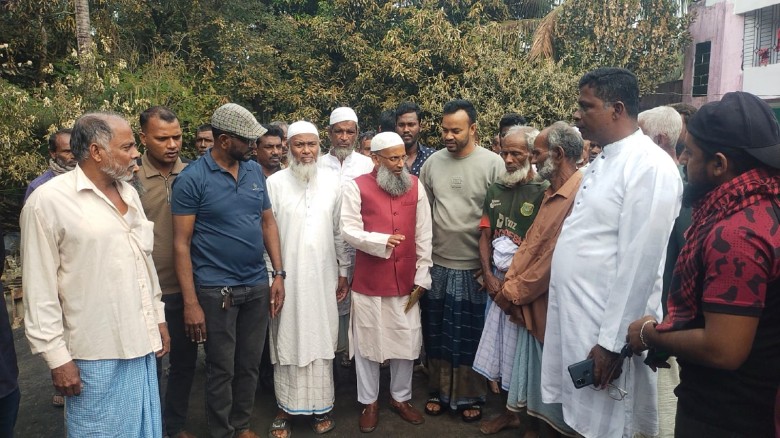 মিরসরাইয়ে অগ্নিকান্ডে ক্ষতিগ্রস্থদের পাশে দাঁড়ালেন বিএনপি নে