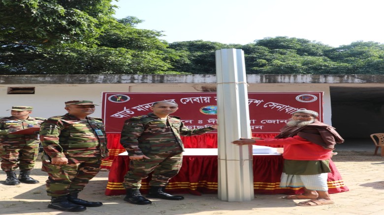 দীঘিনালায় সেনাবাহিনীর মানবিক সহায়তা নগদ অর্থ, সেলাই মেশিন ও 