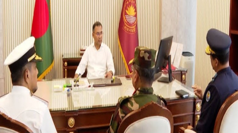 প্রধানমন্ত্রী তারেক রহমানের সঙ্গে দেশের তিন বাহিনী প্রধান সৌ