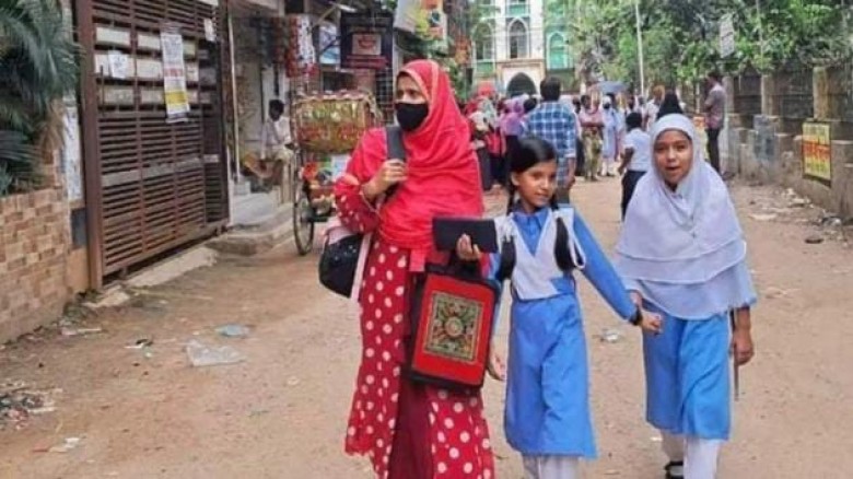 রাতে ছুটি ঘোষণা, সকালে স্কুলে গিয়ে ভোগান্তিতে শিক্ষার্থী ও অ