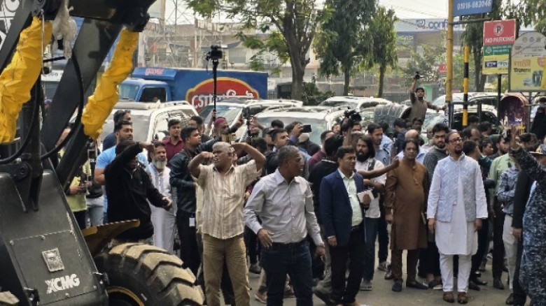 চট্টগ্রামকে বিলবোর্ডমুক্ত করার ঘোষণা, কাজীর দেউরীতে উচ্ছেদ অ