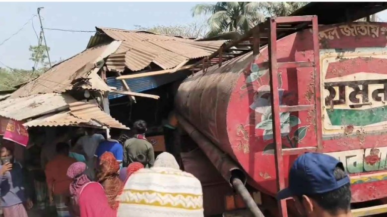 নোয়াখালীতে নিয়ন্ত্রণ হারিয়ে দোকানে ঢুকে পড়ল তেলবাহী ট্রাক, ন