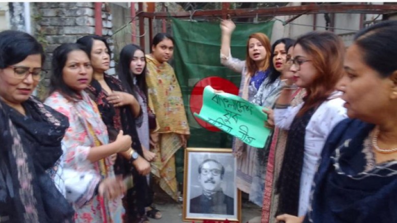 আওয়ামী লীগের ধানমন্ডি অফিসের ফটকে বঙ্গবন্ধুর ছবি রেখে স্লোগ