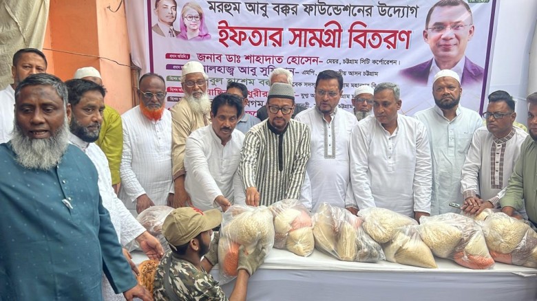 দুঃস্থ অসহায়দের মাঝে ইফতার সামগ্রী বিতরণকালে ডা. শাহাদাত হো