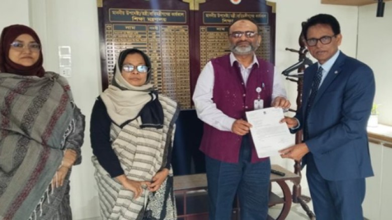 শিক্ষামন্ত্রী এহছানুল হক মিলনকে পদত্যাগপত্র দিলেন ঢাবি উপাচা