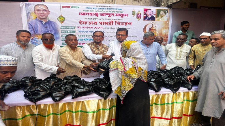 দেওয়ান বাজার ওয়ার্ডে ইফতার সামগ্রী বিতরণকালে ডা. শাহাদাত হো