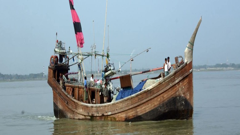 বঙ্গোপসাগরে ফিশিং বোটে জলদস্যুর ডাকাতি, মাঝি গুলিবিদ্ধ