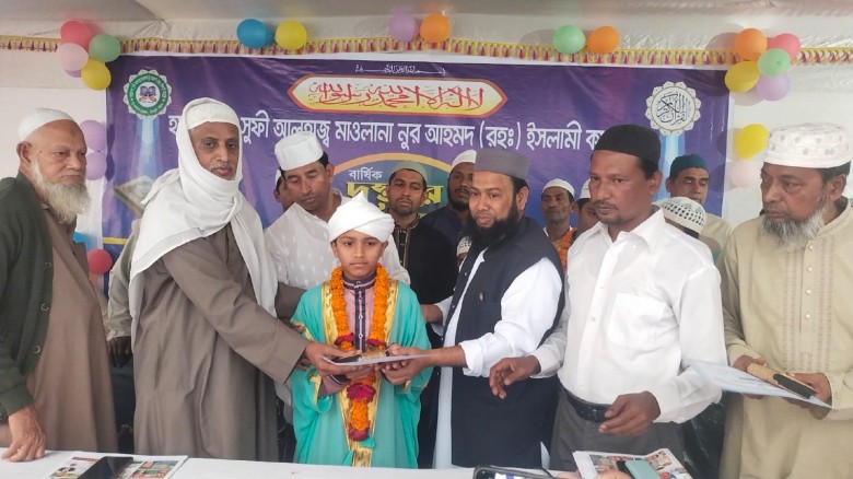 হাফেজ হয়ে দস্তারে ফজিলত পেল ১৪ শিক্ষার্থী, সম্মাননায় ভূষিত গ